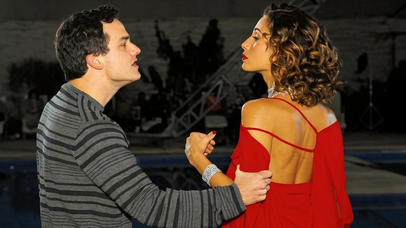 O ator Wagner Moura e a atriz Camila Pitanga durante cena da novela "Paraíso Tropical", da Globo