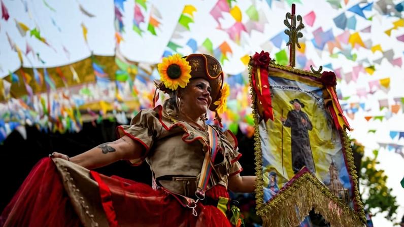 Integrantes do grupo de perna de pau Quadrilha de Gigantes se apresentam durante a tradicional celebração da Festa Junina na Feira de São Cristóvão, no Rio de Janeiro