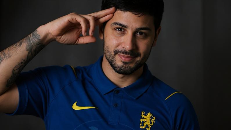 Carlinhos Maia e a foto da discórdia, publicada nas redes oficiais do clube londrino
