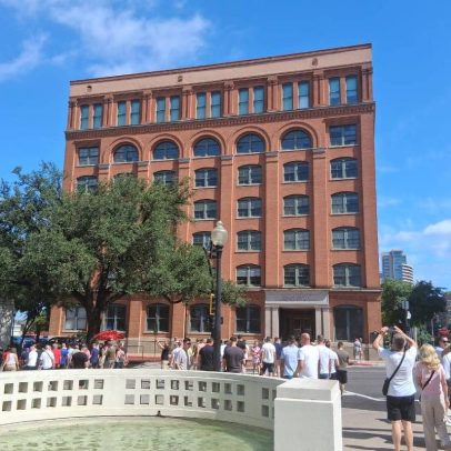 Local do assassinato de JFK atrai torcedores durante a Copa