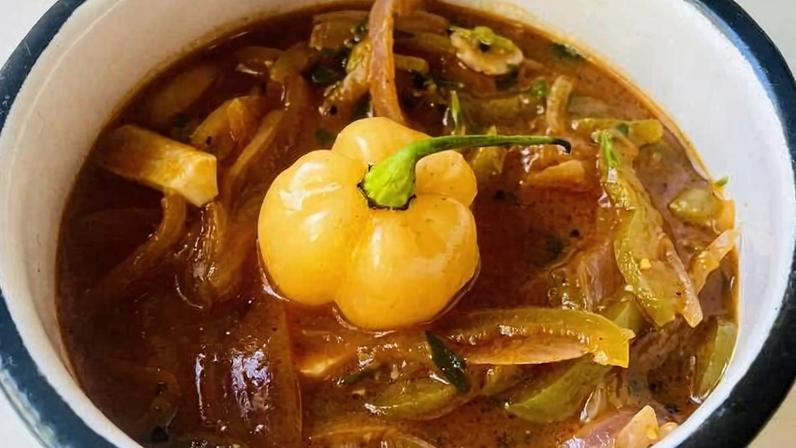Prato Ti Malice, molho picante haitiano feito com pimenta habanero