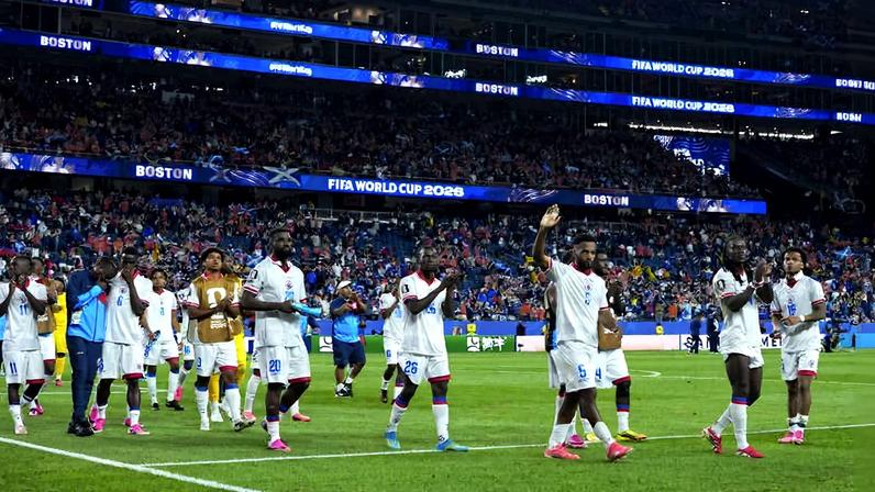 Jogadores do Haiti saúdam torcedores em Boston após derrota por 1 a 0 para a Escócia em sua estréia na Copa