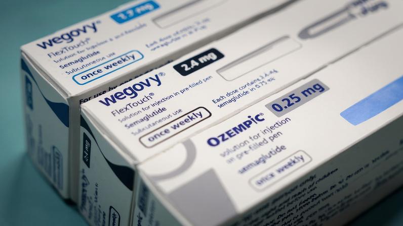 Duas caixas de medicamentos Wegovy e Ozempic alinhadas lado a lado. Ambas indicam dosagem e uso semanal para injeção subcutânea de semaglutida.