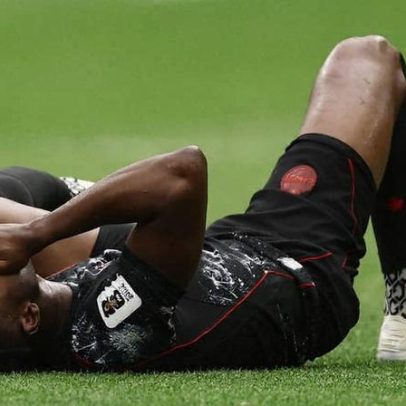 Meio-campista canadense Ismaël Koné sofre lesão grave contra o Qatar na Copa