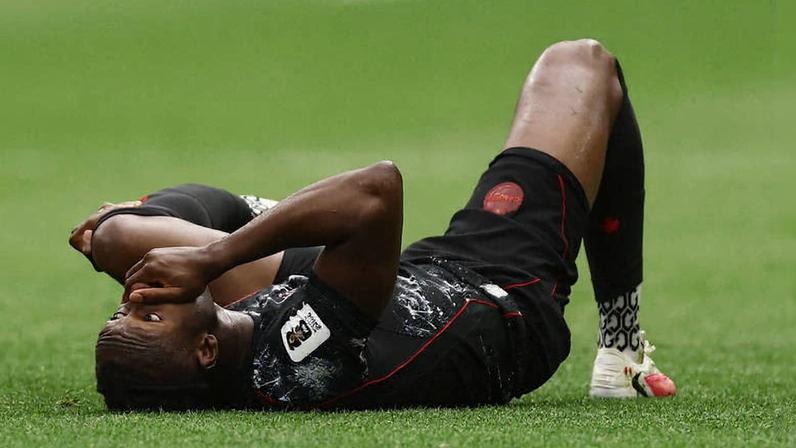 Ismael Koné caído no gramado, com a perna quebrada, após falta de Assim Madico do Qatar; com a lesão, o meio-campista está fora do mundial da Fifa.
