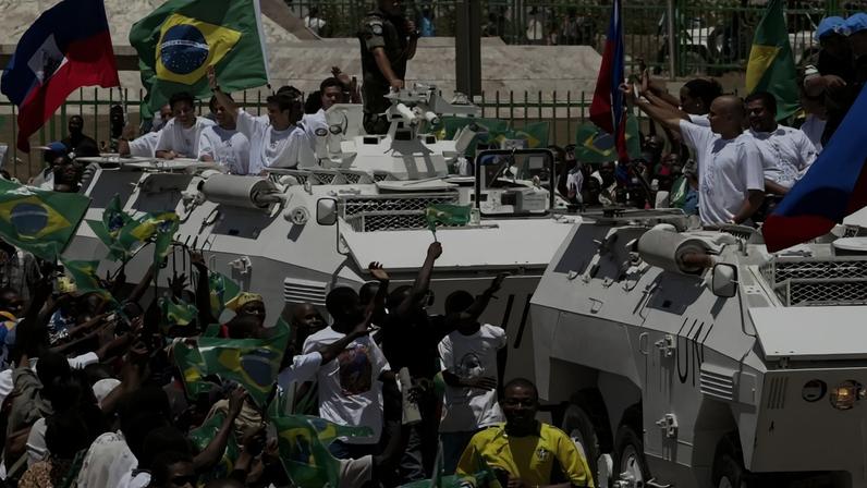 Em Porto Príncipe, haitianos saúdam a seleção brasileira antes do Jogo da Paz, em 2004