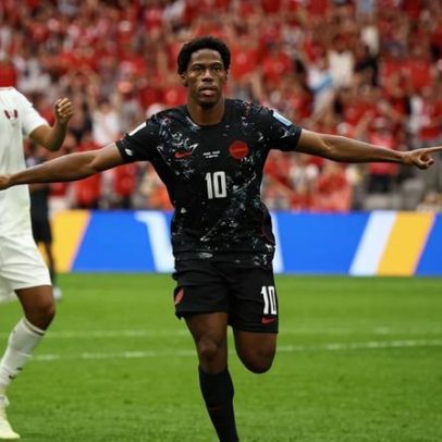 Canadense nascido em NY faz 3 gols e empata artilharia com Messi na Copa