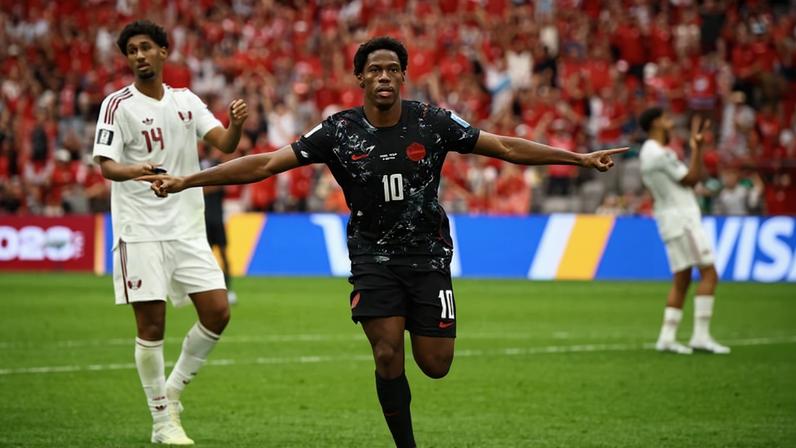 Jonathan David marca gol na partida contra o Qatar em Vancouver, na Copa do Mundo