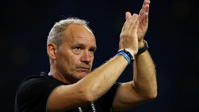 O técnico do Haiti, Sebastién Migné, aplaude os torcedores após a derrota por 1 a 0 para a Escócia, na primeira rodada da Copa do Mundo