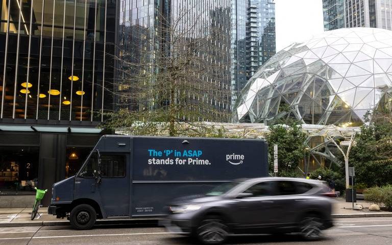 Van da Amazon Prime em frente a sede da empresa em Seattle