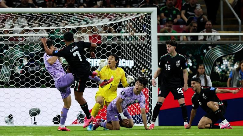 Romo (7) chuta para fazer o gol mexicano após a falha do goleiro sul-coreano Kim Seung-Gyu, que caiu sobre o zagueiro Lee Gi-Hyuk e soltou a bola