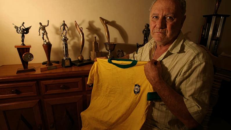 O ex-zagueiro José Guilherme Baldocchi, campeão do mundo na Copa do México, em 1970, em sua casa, em Batatais (SP)