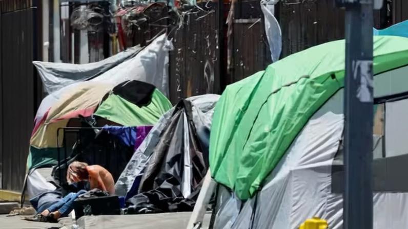 Rua do bairro de Skid Row, em Los Angeles; a atriz Daveigh Chase (1990-2026)