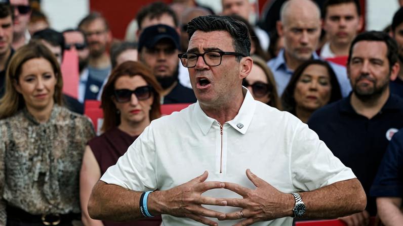 Prefeito da Grande Manchester e recém-eleito deputado Andy Burnham discursa para membros e simpatizantes do Partido Trabalhista após vencer a eleição suplementar nesta sexta (19)