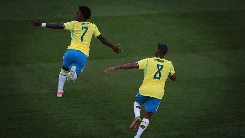 Vinicius Junior e Bruno Guimaraes celebram gol contra o Marrocos na Copa