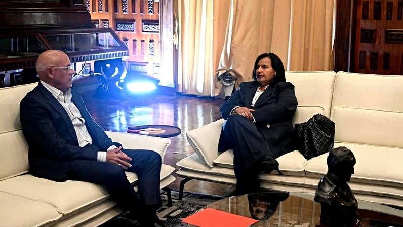 O presidente da Assembleia Nacional da Venezuela, Jorge Rodríguez, e a ex-deputada da oposição Dinorah Figuera se reúnem para discutir a transição democrática no país