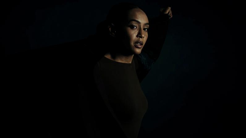 Tais Araujo em ensaio para a peça 'Mudando de Pele'