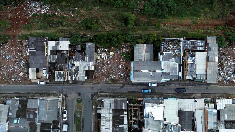Destroços de casas atingidas por enchentes de 2024 ainda continuam presentes em Sarandi, na região de Porto Alegre
