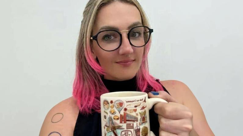 A influenciadora Cristine Scattolin, 39, durante avaliação de bancas de TCC na USP