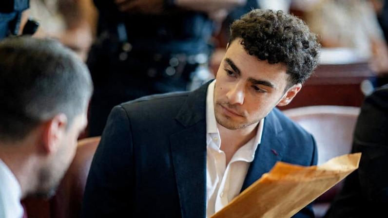 Luigi Mangione segura envelope durante audiência de pré-julgamento em Nova York