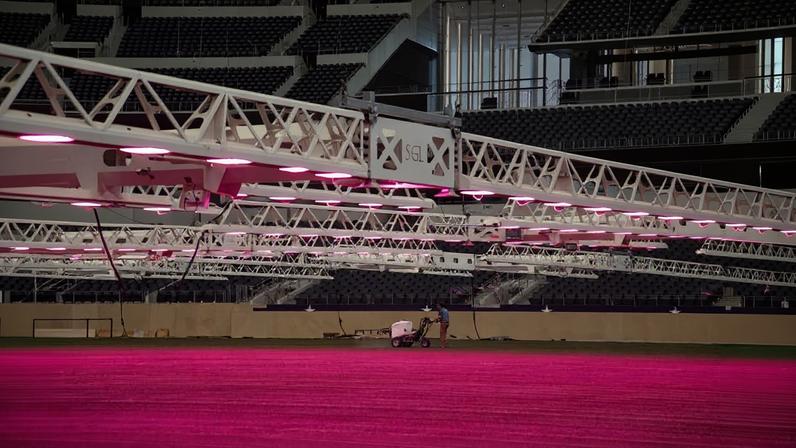 Funciuonário trata da grama do AT&T Stadium, em Dallas, no Texas; cuidados incluem com iluminação LED