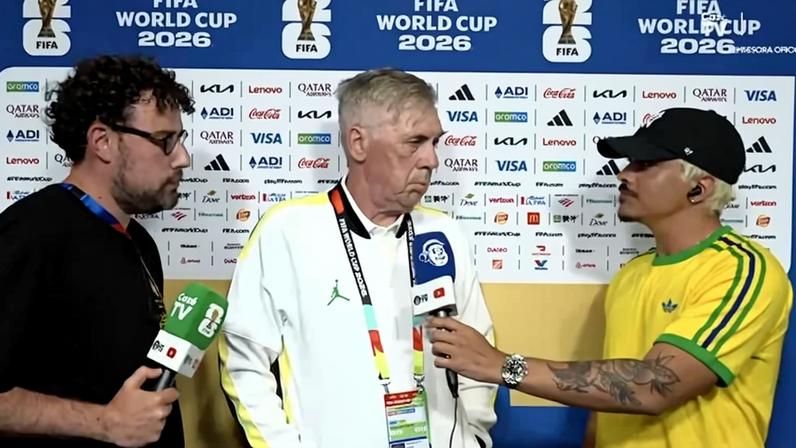 Carlo Ancelotti (centro) durante entrevista com Chico Moedas (dir.) e Guilherme Beltrão (esq.) na CazéTV, na Copa do Mundo 2026