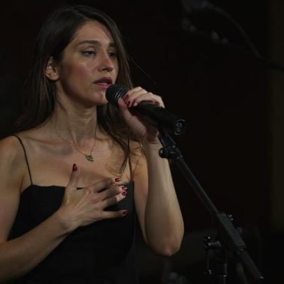 Irã condena cantora a 74 chicotadas por se apresentar sem véu