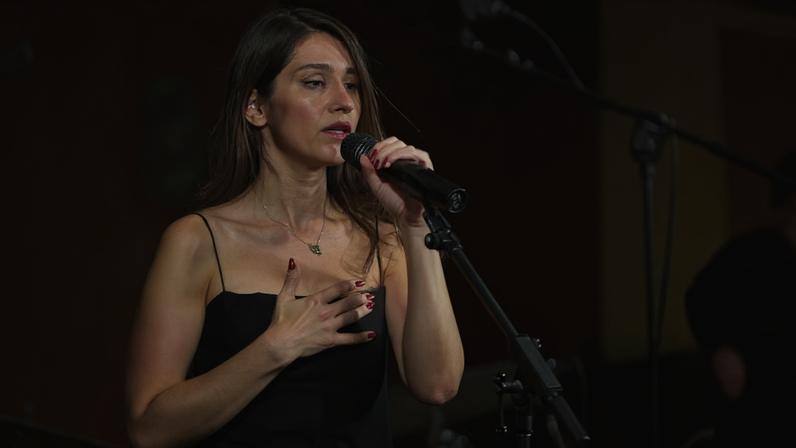 A cantora iraniana Parastoo Ahmadi em apresentação publicada no YouTube