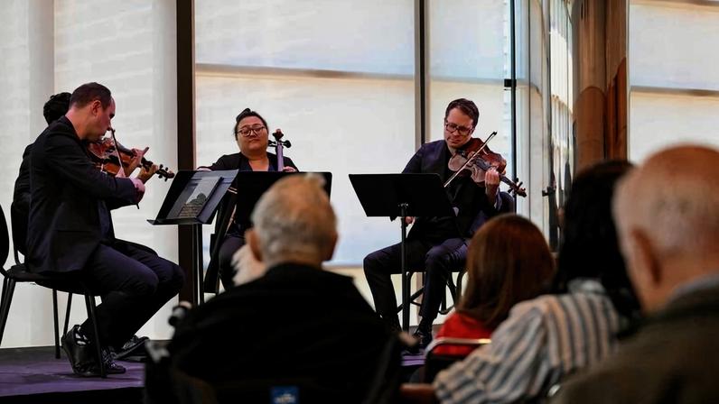 No Lincoln Center Moments, em Nova York, foi criado um programa de terapia musical para pessoas que vivem com demência