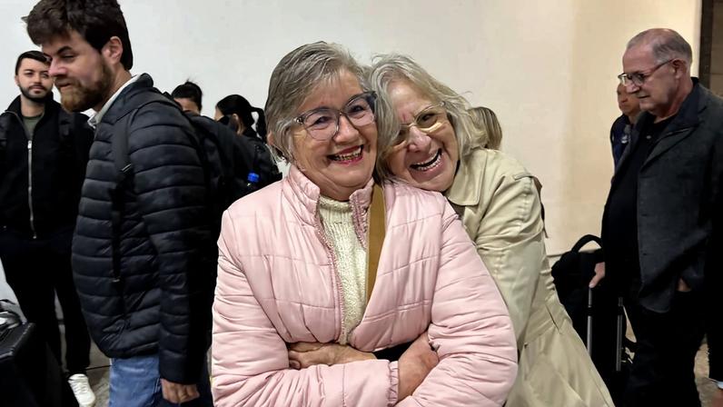 As irmãs Cheila Aparecida Martins, 79 (de casaco rosa), e Geralda Silva, 76, se reencontraram no aeroporto de Cascavel (PR), após serem separadas na infância