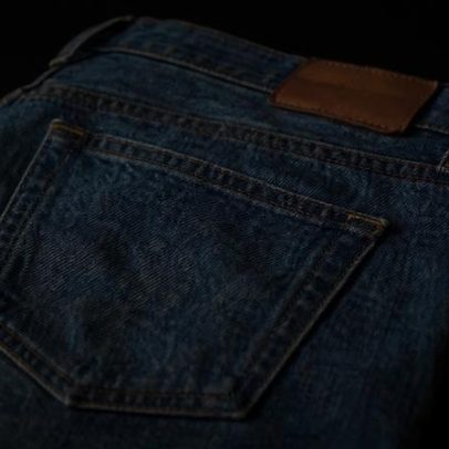 Jeans reto clássico permanece escolha atemporal diante das tendências