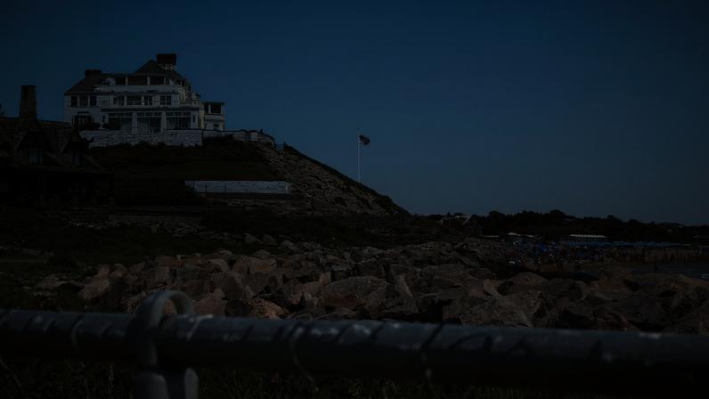 Holiday House (à esquerda) que Taylor Swift comprou em 2013, fica no topo da colina que dá nome à música, no bairro de Watch Hill, em Westerly, nos Estados Unidos