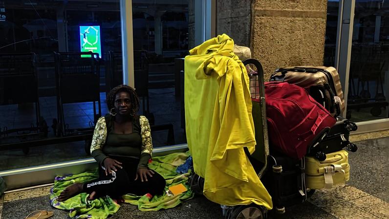 Fatmata Sessay, 56, cidadã de Serra Leoa, improvisa lugar para dormir no aeroporto de Belém; ela vive no terminal desde dezembro após perder o passaporte