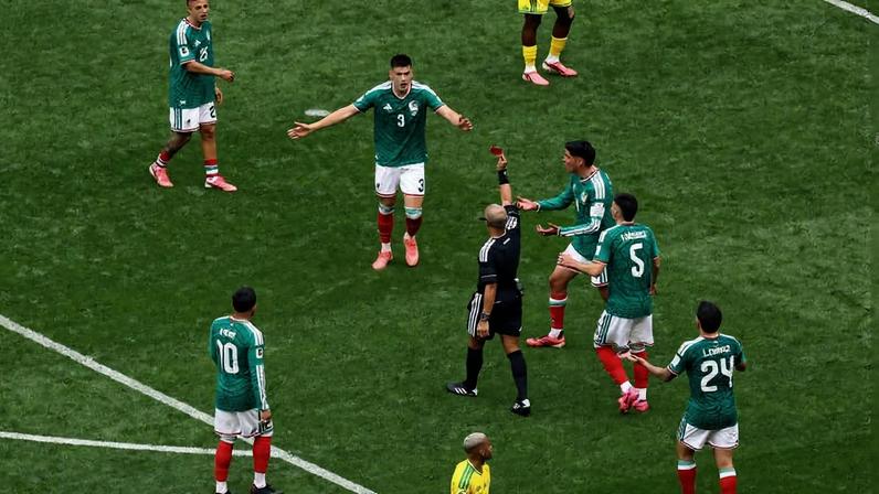 Winton Pereira Sampaio expulsa o mexicano Cesar Montes na partida de abertura da Copa do Mundo