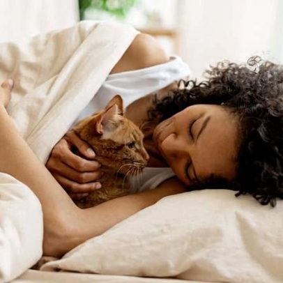 Dormir com o pet: especialistas analisam riscos e benefícios