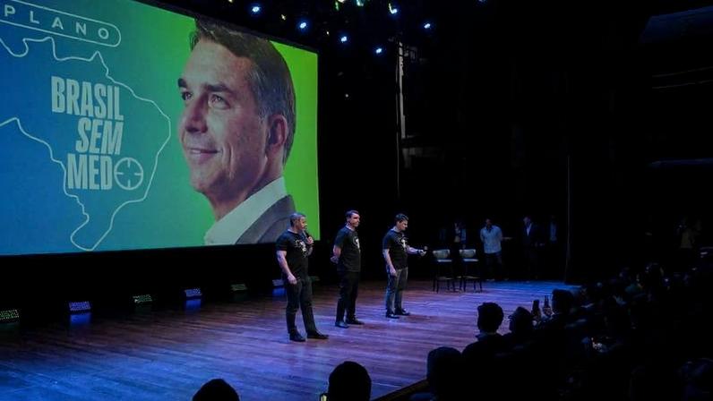 Flávio Bolsonaro (PL-SP) apresenta seu plano de segurança "Brasil sem Medo" ao lado do senador Sergio Moro (PL-PR) e do deputado federal Guilherme Derrite (PL-SP)