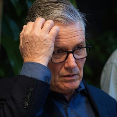 Starmer enfrenta pressão de aliados para renunciar