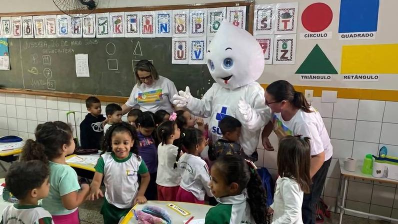 Ações de imunização em escolas do Paraná que ajudaram na recuperação vacinal do estado