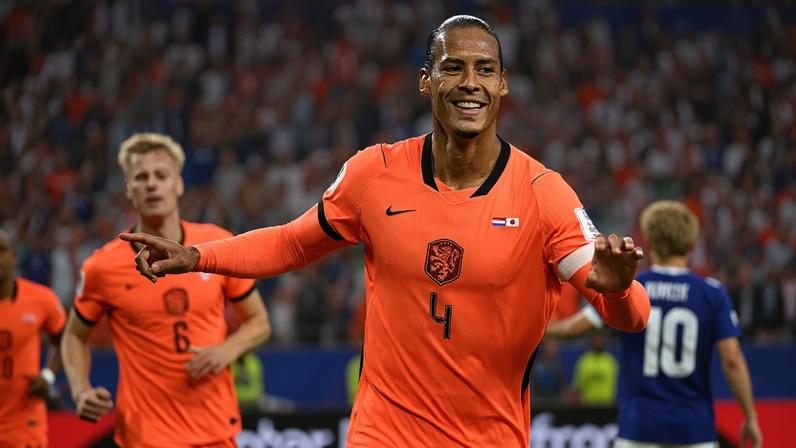 Virgil van Dijk comemora após marcar gol contra o Japão