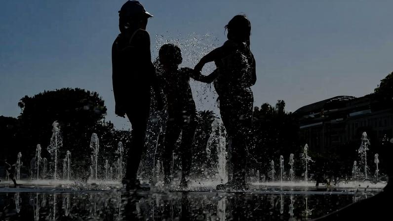 Crianças brincam perto de fonte na cidade francesa de Nice nesta sexta (19)