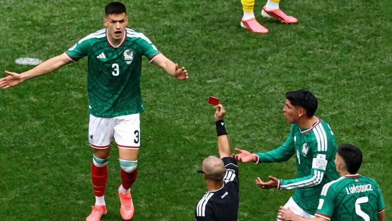 Árbitro Wilton Pereira Sampaio mostra o cartão vermelho para César Montes do México; partida de abertura foi marcada por três expulsões