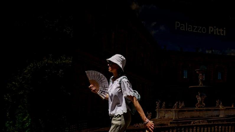 Mulher tenta aliviar o calor em Florença, na Itália