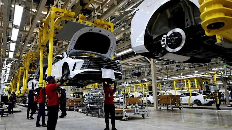 Trabalhadores montam carros na fábrica da BYD, em Camaçari, na Bahia