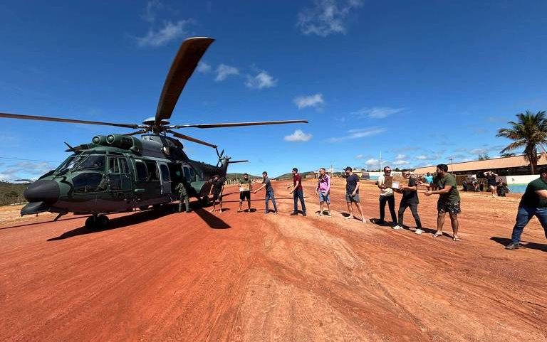 Helicóptero da Força Aérea Brasileira foi utilizado em Roraima para distribuição de urnas eletrônicas no interior do estado