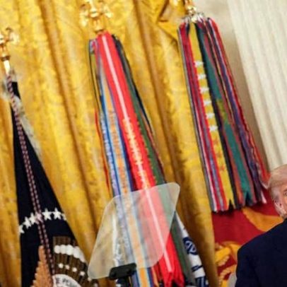 Trump visita o Salão dos Espelhos em Versailles