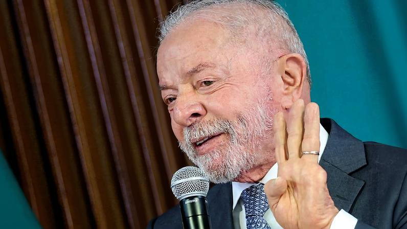 O presidente Lula durante reunião ministerial