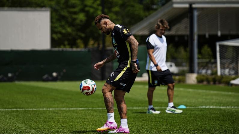Neymar treina sozinho em Morristown, Nova Jersey, enquanto o Brasil joga na Filadélfia