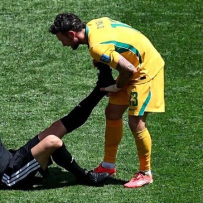 Árbitro dos EUA e da Austrália recebe atendimento em campo