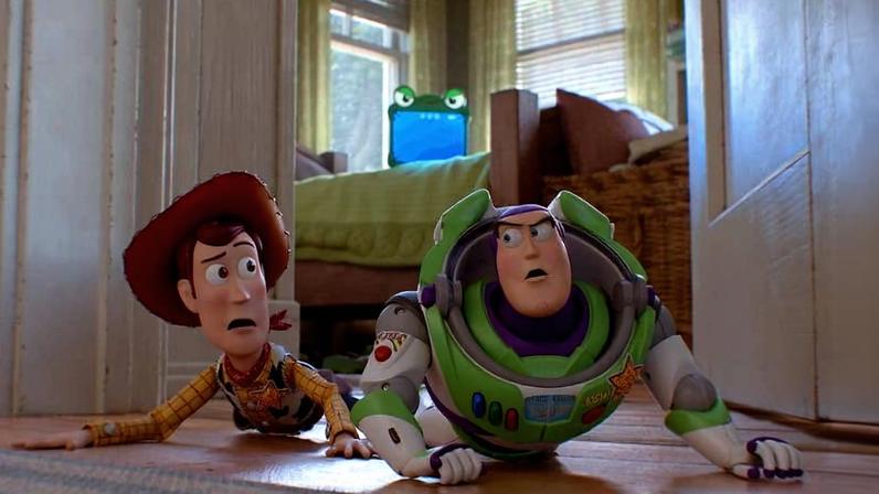 Woody, Buzz Lightyear e Lilypad, ao fundo, em cena de 'Toy Story 5'