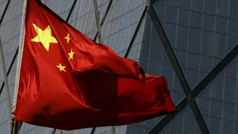 A bandeira da China em frente a complexo corporativo, em Pequim